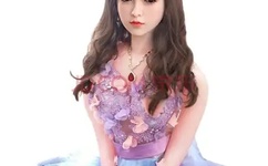 男生和女生在一起打扑克牌